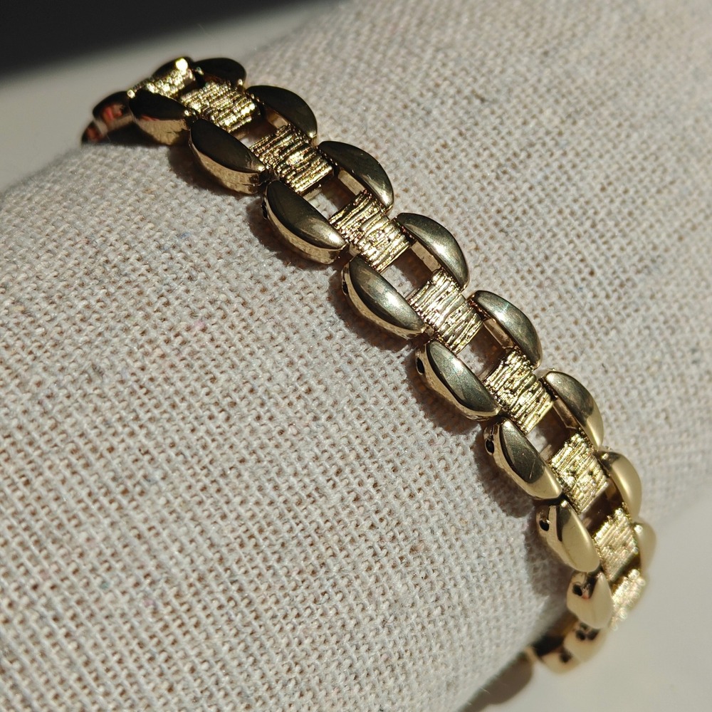 Women's Gold Tone Chain Link Bracelet Textured Rounded Circle Fold Over Clasp